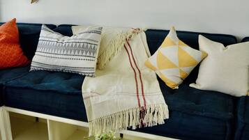 Een smart-tv en boeken