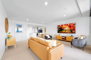 Smart TV - Circle on Cavill - Level 19 - Riverside (Surfers Paradise)