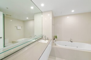 Shower, jetted tub, hair dryer, towels