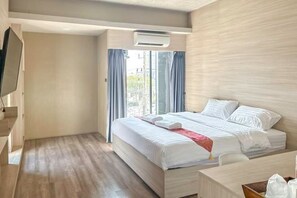 A modern hotel room with a large bed, a desk, and a TV. - Loft2s Chiang Mai (Chiang Mai)