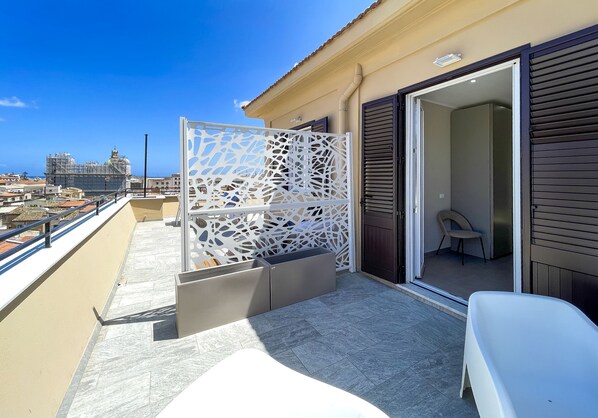 Habitación doble Deluxe, vista a la ciudad | Terraza o patio