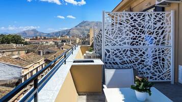 Tweepersoonskamer, uitzicht op de stad | Terras