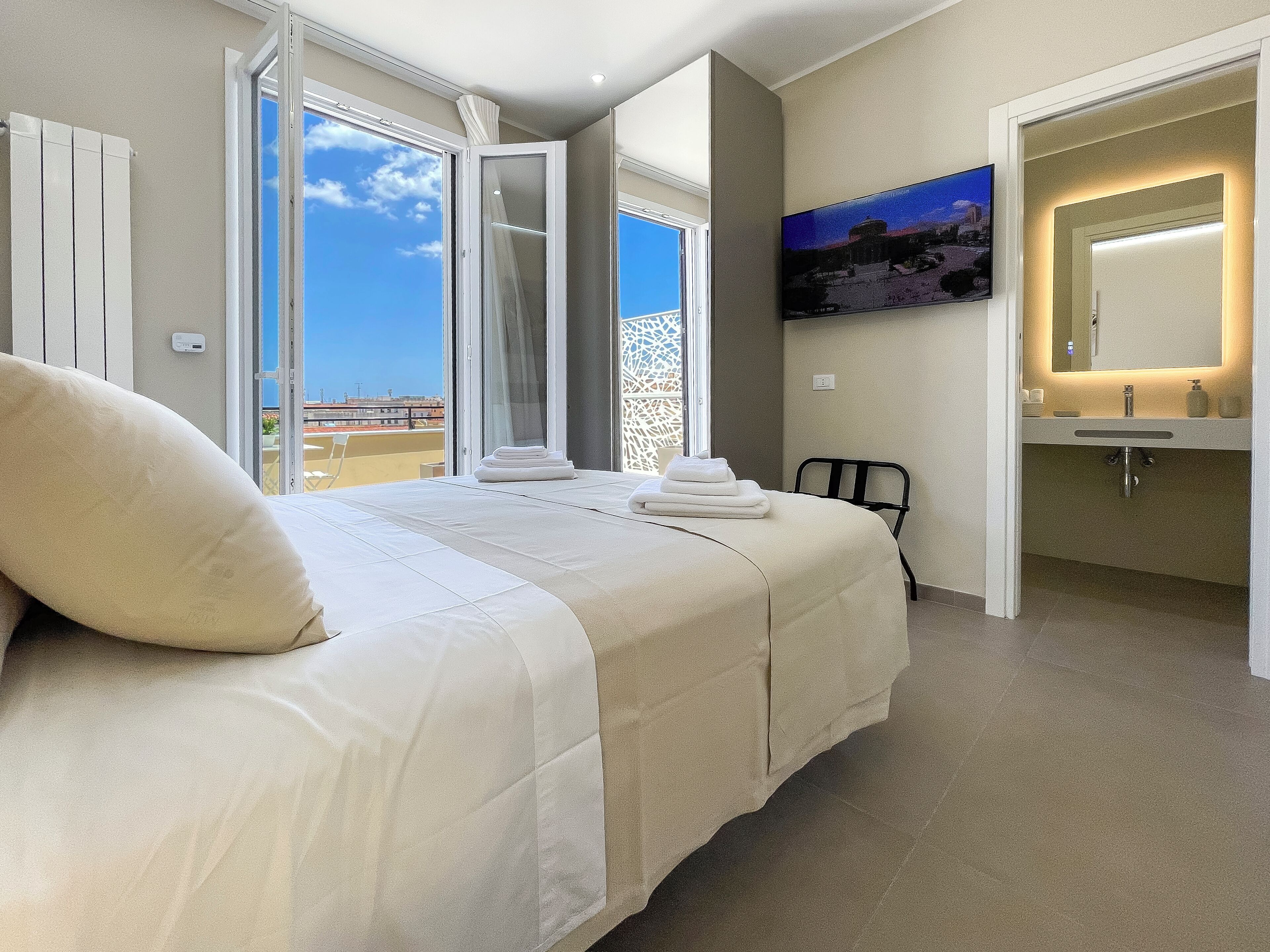 Deluxe Single Room, City View | Free WiFi