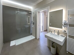Deluxe Double Room, City View | Bathroom | Shower, hair dryer, towels, soap - Settimo Cielo al Massimo Guest House (Palermo)