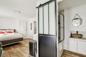 1 室のベッドルーム、WiFi (無料)、ベッドシーツ