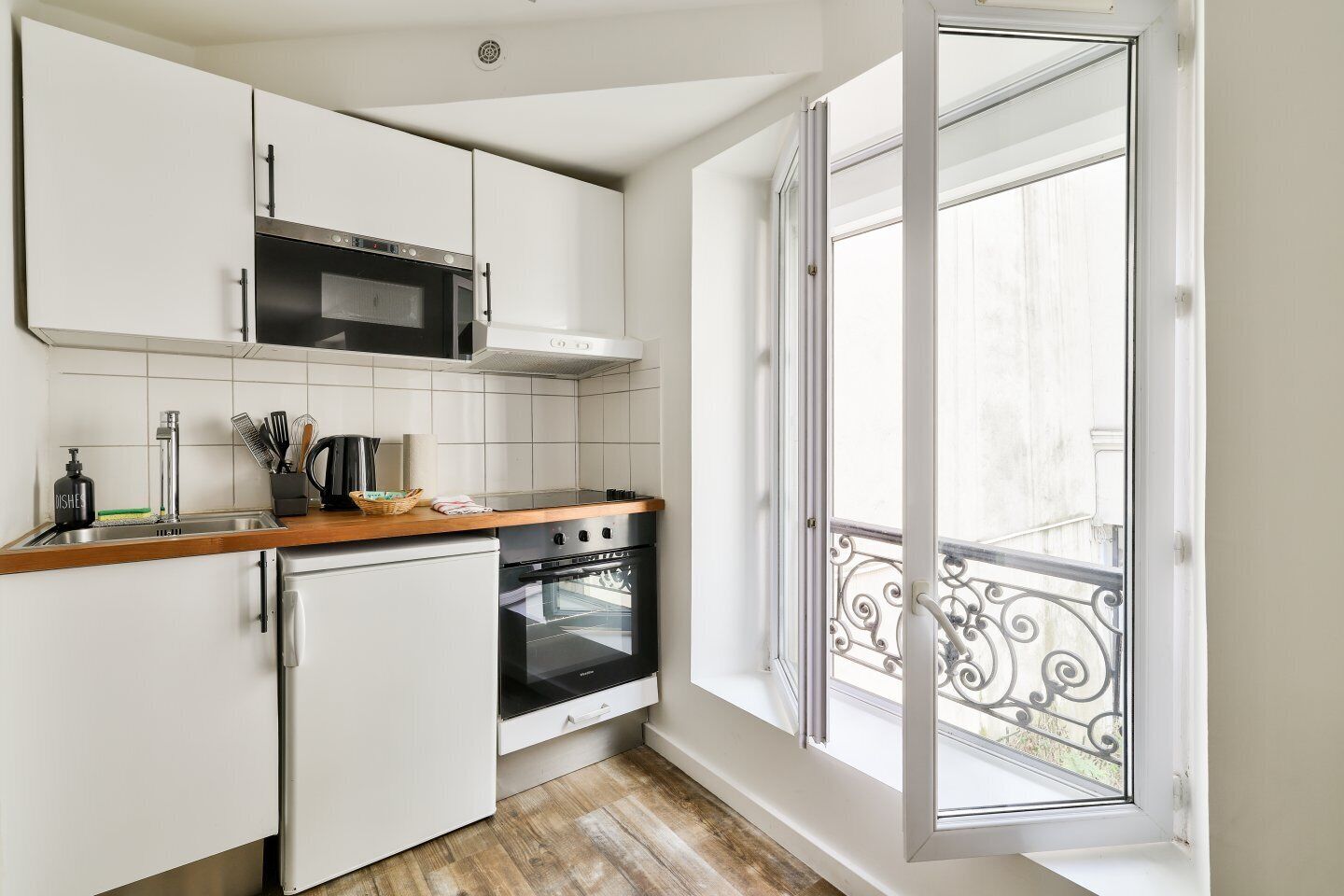 Réfrigérateur, micro-ondes, four, plaque de cuisson