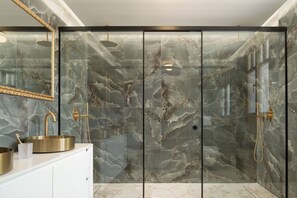 Een douche, een haardroger, handdoeken