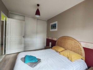 1 habitación, tabla de planchar con plancha, wifi y ropa de cama 