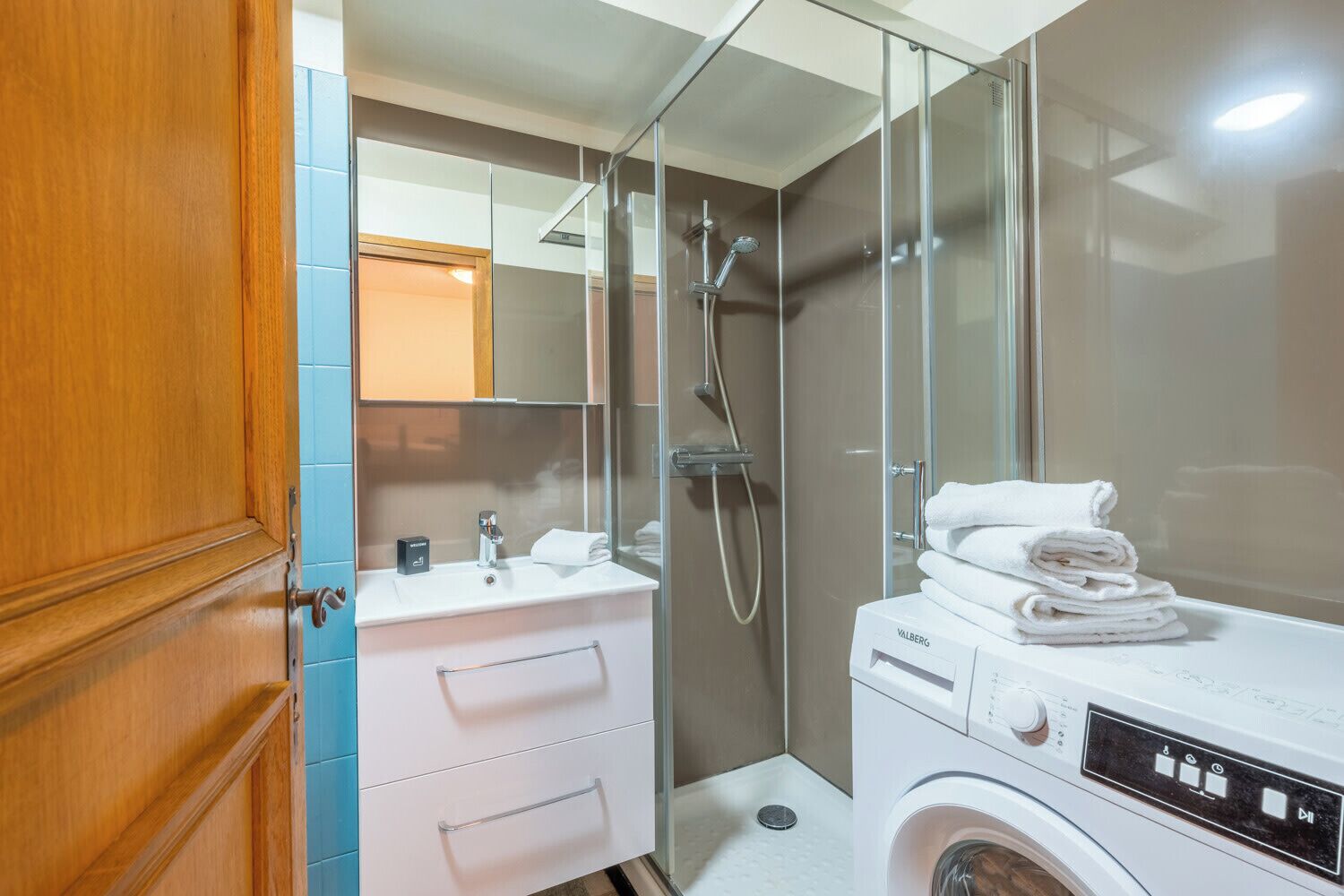 Douche, sèche-cheveux, serviettes fournies