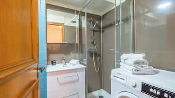 Een douche, een haardroger, handdoeken