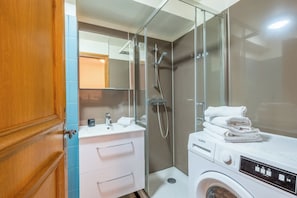 Shower, hair dryer, towels