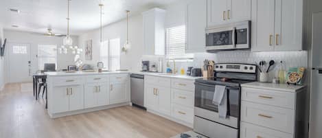 Ferienhaus (4 Bedrooms) | Eigene Küche | Mikrowelle, Ofen, Wasserkocher mit Kaffee-/Teezubehör, Esstisch