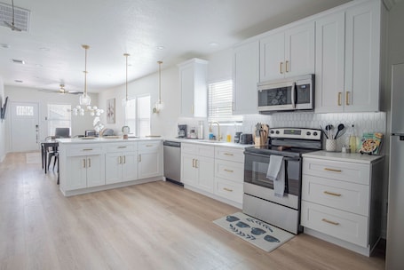 House (4 Bedrooms) | Private kitchen | Microwave, oven, coffee/tea maker, dining tables