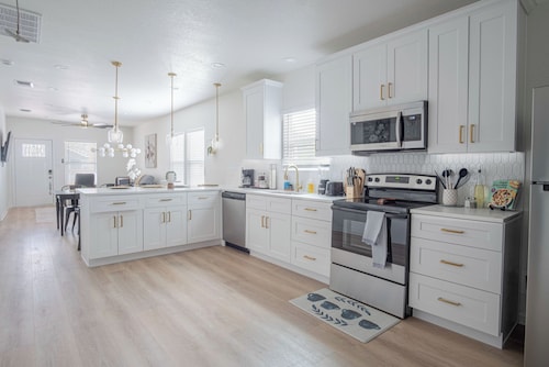 Comfy and Happy Stays Near Riverwalk and Downtown!