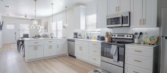 Comfy and Happy Stays Near Riverwalk and Downtown!