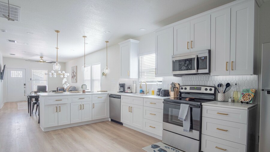 Comfy and Happy Stays Near Riverwalk and Downtown!