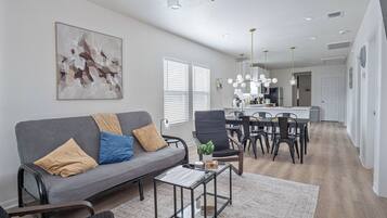 Maison (4 Bedrooms) | Coin séjour | Télévision de 50 pouces avec chaînes numériques