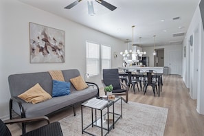 Ferienhaus (4 Bedrooms) | Wohnbereich | 50-Zoll-Fernseher mit Digitalempfang