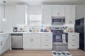 Talo (4 Bedrooms) | Yksityinen keittiö | Mikroaaltouuni, uuni, kahvin-/teenkeitin, ruokailupöytä