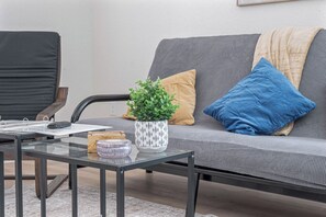 Casa (4 Bedrooms) | Área de sala de estar | Televisión de 50 pulgadas con canales digitales