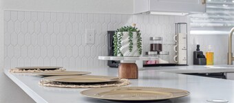 Comfy and Happy Stays Near Riverwalk and Downtown!