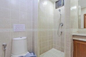 Douche, serviettes fournies, papier toilette
