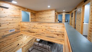 Un interior de madera con un entrepiso, un sofá y un radiador.