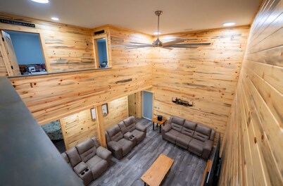 Spacious 8-bedroom barndo near Norris City and Mcleansboro Il. Sleeps up to 14