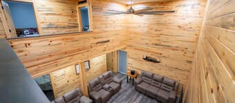 Spacious 8-bedroom barndo near Norris City and Mcleansboro Il. Sleeps up to 14