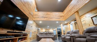 Spacious 8-bedroom barndo near Norris City and Mcleansboro Il. Sleeps up to 14