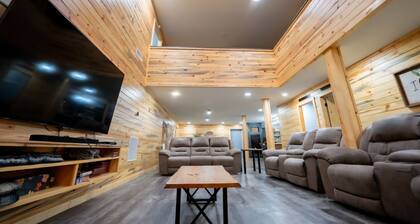 Spacious 8-bedroom barndo near Norris City and Mcleansboro Il. Sleeps up to 14