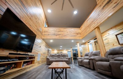 Spacious 8-bedroom barndo near Norris City and Mcleansboro Il. Sleeps up to 14