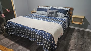 8 bedrooms, iron/ironing board, internet, bed sheets