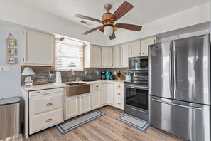 Kjøleskap, mikrobølgeovn, ovn og kokeplater