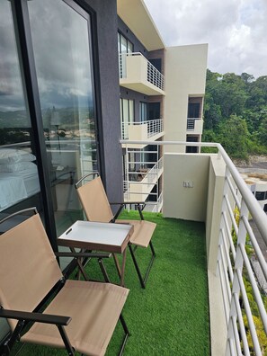 Property grounds - Chic Studio Retreat w/ King Bed, Fireplace + Pool (Mandeville)