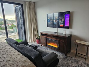 Smart TV, fireplace