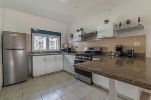 Four à micro-ondes, un four, surface de cuisson