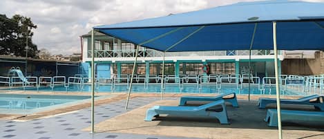 2 utendørsbassenger, bassengparasoller og solsenger