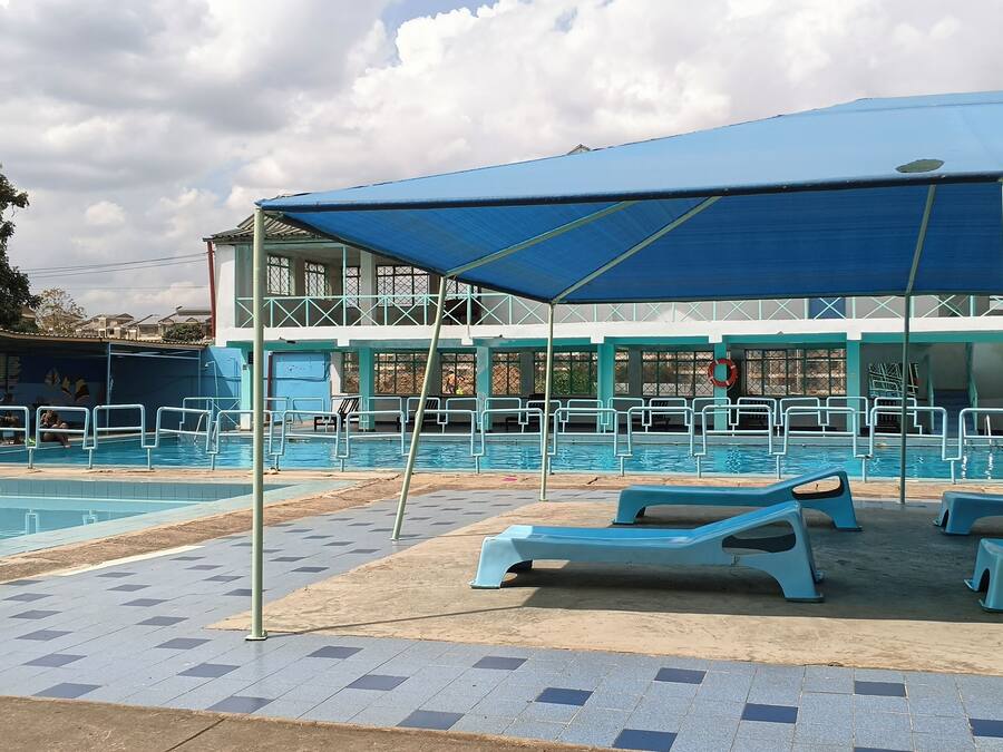 Un espace piscine doté de plusieurs couloirs de nage, d’un espace de repos couvert et d’une bouée de sauvetage.