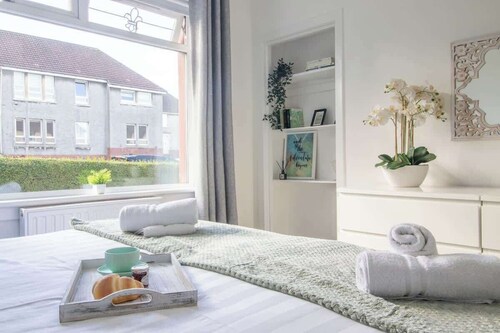 Ashgrove House - 3 bedroom in Coatbridge