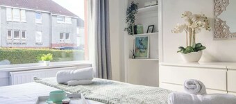 Ashgrove House - 3 bedroom in Coatbridge