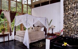 In-room safe, iron/ironing board, free WiFi - Guest House at Forres Park (Mavis Bank)