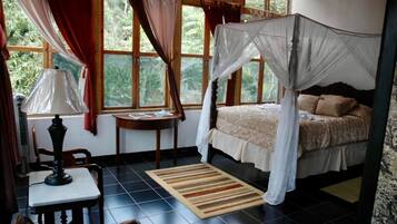 Brankas, setrika/meja setrika, dan Wi-Fi gratis