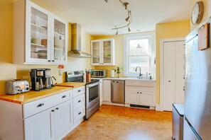 Fridge, microwave, oven, stovetop - The Green House: Short and Midterm + Walk to UVA (Charlottesville)
