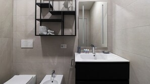Shower, bidet -  Italianway - Ponte Seveso 25 (Milan)