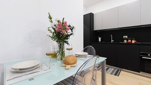 Huoneisto (1 Bedroom) | Yksityinen keittiö | Uuni, vedenkeitin, syöttötuoli