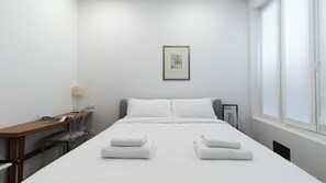 1 habitación, tabla de planchar con plancha y ropa de cama 