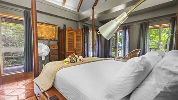 4 bedrooms, iron/ironing board, internet, bed sheets