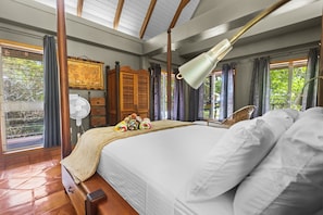 4 bedrooms, iron/ironing board, internet, bed sheets