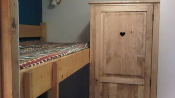 1 bedroom, travel crib